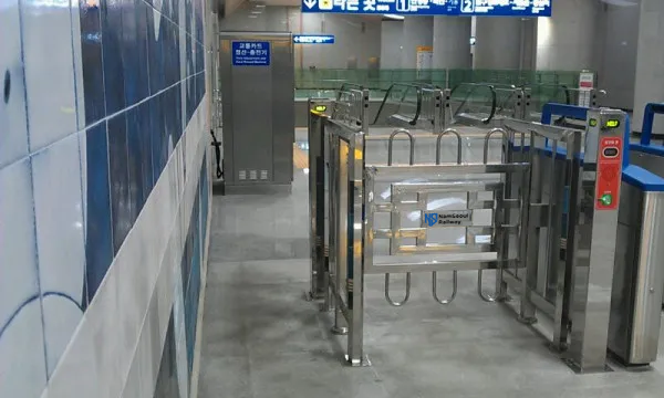 파일:남서울철도강남구청역개통초기게이트.png